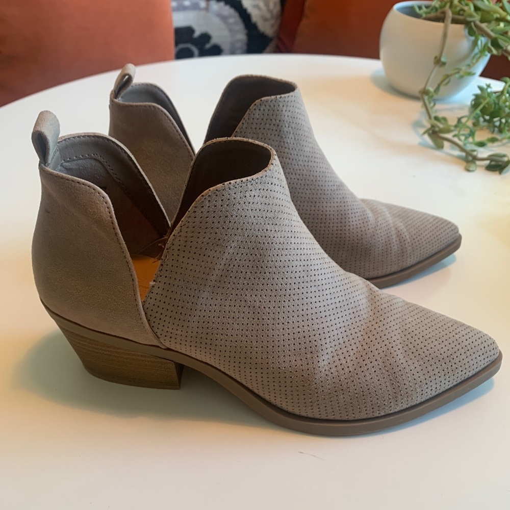 Universal Thread Carli Cutout Ankle boots